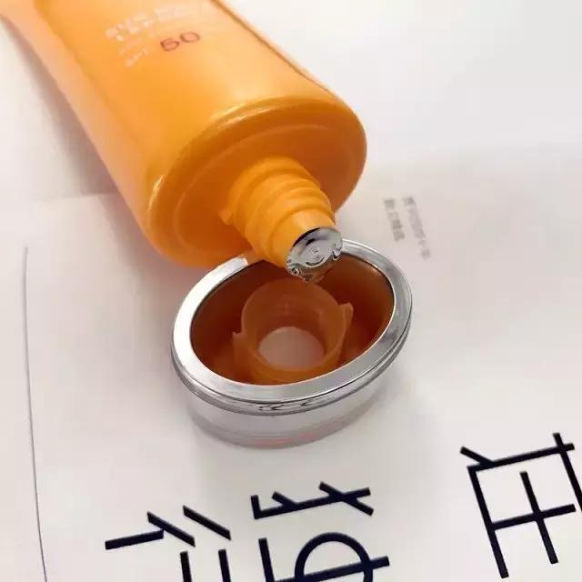 除了诗和远方，记得带上赫拉防晒霜