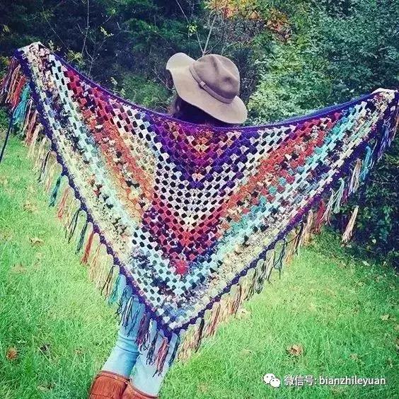 听说妈妈带着毛线披肩出游，画风是这样的……