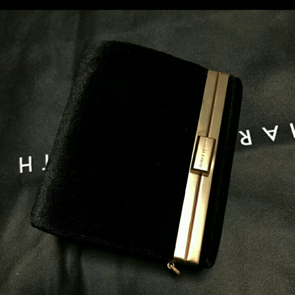 charles&keith复古印花包包,charleskeith白色流浪包穿搭