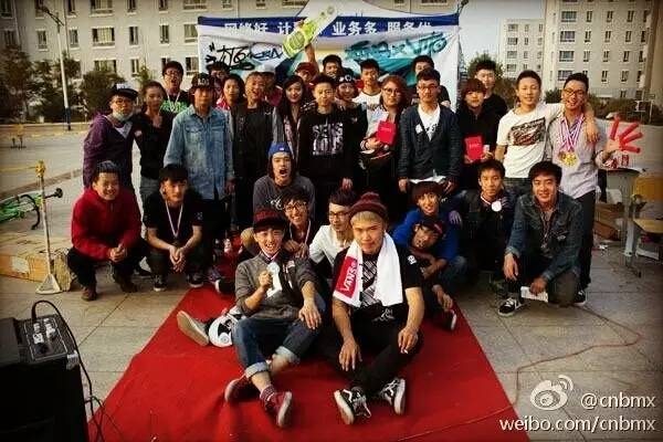 90后杂粮煎饼摆摊三轮车,90后摆摊卖早餐三明治寿司