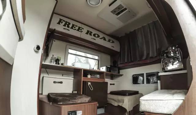 90后杂粮煎饼摆摊三轮车,90后摆摊卖早餐三明治寿司