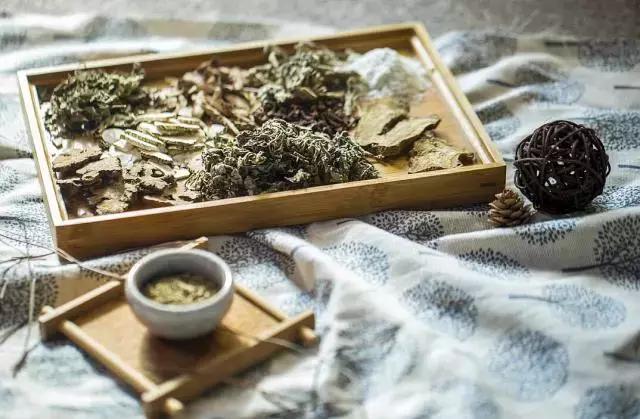 熬中药的药渣还有什么作用吗,喝中药的药渣怎么处理