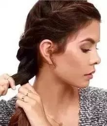 超短烫发刘海怎么扎头发简单好看,40岁的女人烫发后咋扎头发