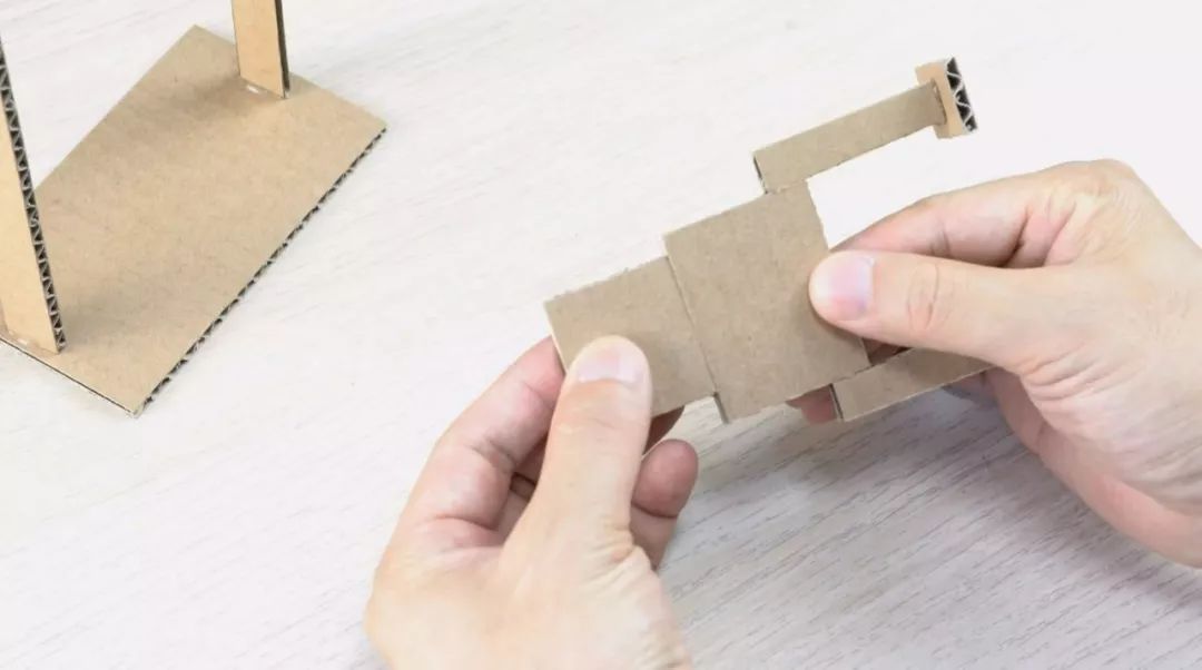 怎么用纸板制作电脑小子玩具,用纸板做的棍子玩具