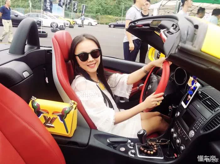 奔驰slk200硬顶敞篷哪个颜色好看,奔驰slk200敞篷版值得买吗