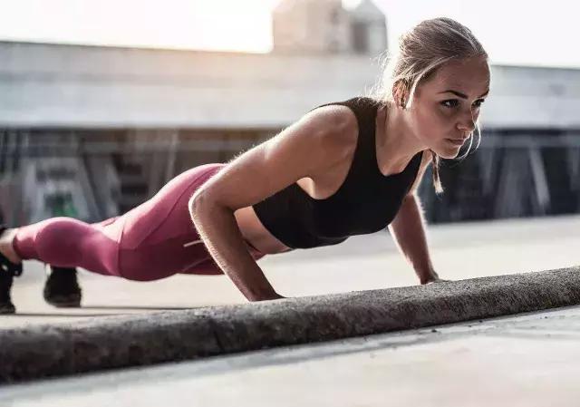 俯卧撑减肥作用大吗,平板支撑和俯卧撑哪个减肥效果好