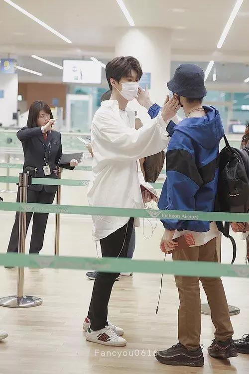 蔡徐坤丢两万戒指黄明昊衣服穿反，范丞丞手机碎屏陈立农狂啃苹果