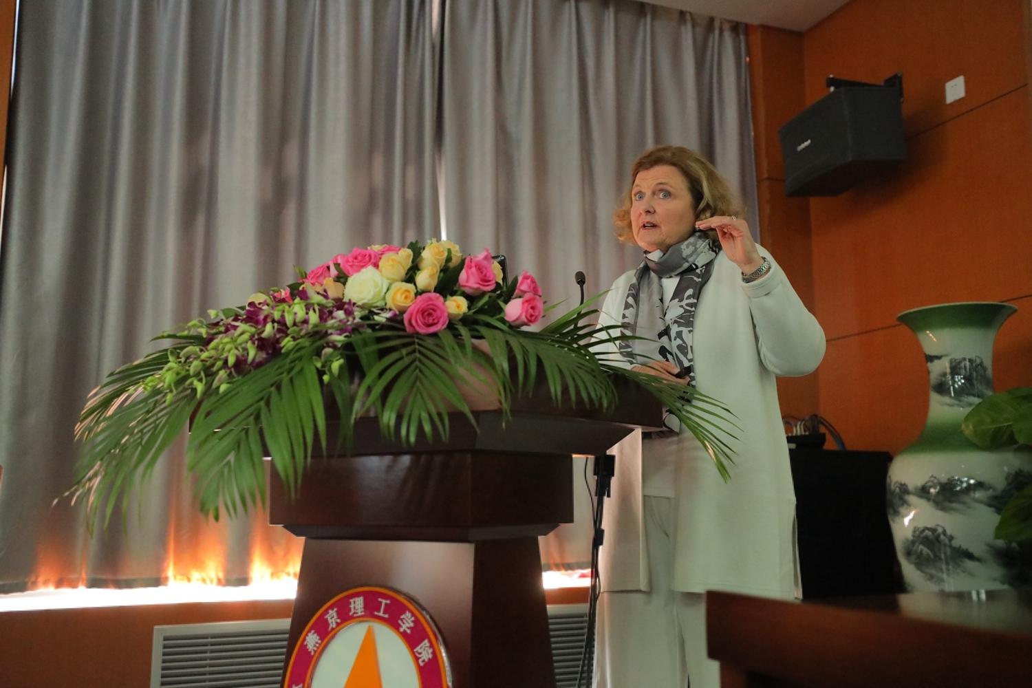 加拿大前总理和夫人到访燕京理工学院世界级政治家带学生看世界