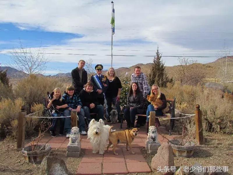 这个只有32人的国家,国王亲自带你轰趴