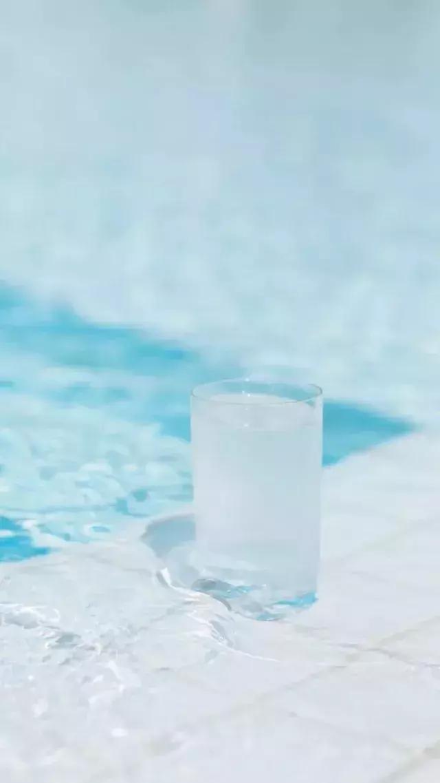 同样是大红唇，牙齿白的她擦就比你美！有办法让黄的牙齿白回来吗