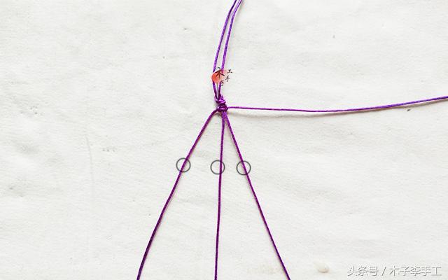 红绳手链比较简单的,用红绳亲自做可以拉伸的手链