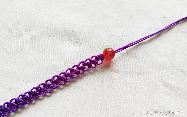 红绳手链比较简单的,用红绳亲自做可以拉伸的手链