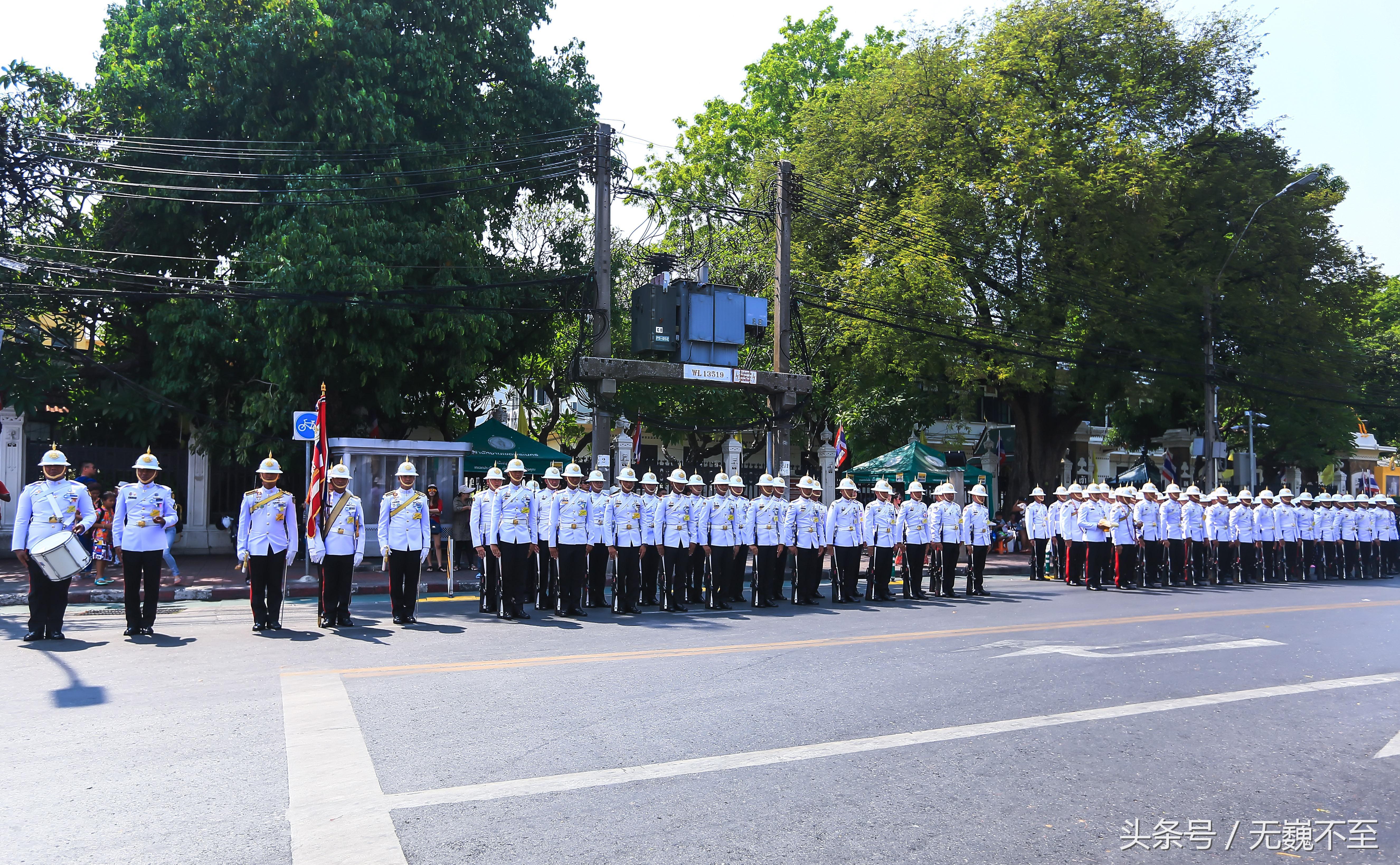 踏春曼谷，泼水大战前竟然先把泰国皇家卫队“检阅”一遍