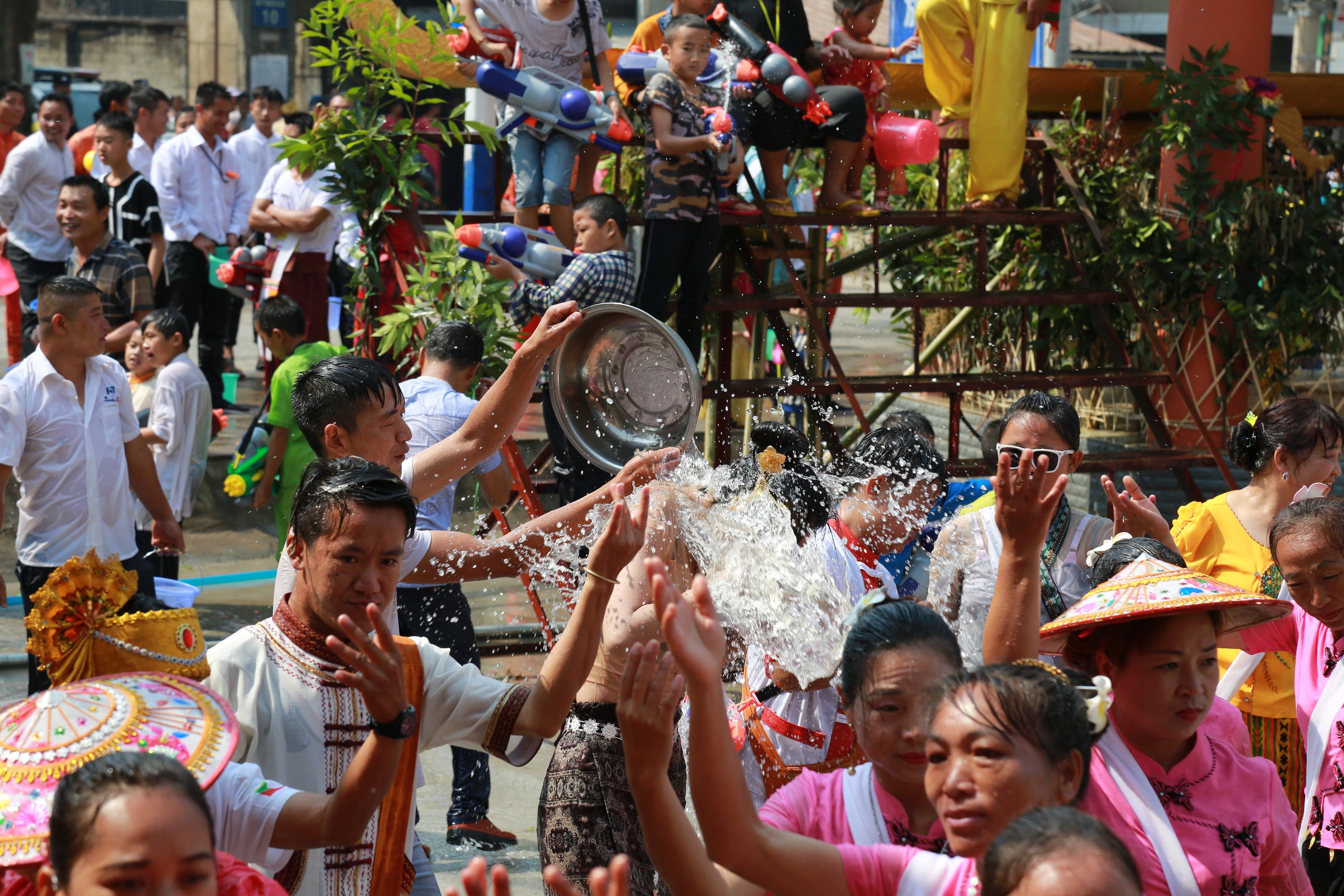 景洪泼水节今年还过吗,连山原生态景区皇后山泼水节