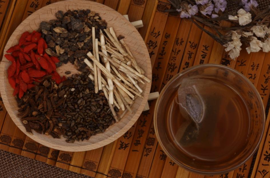 尿液发黄起泡沫可能与肝脏有关系,半夜起来尿液发黄是怎么回事