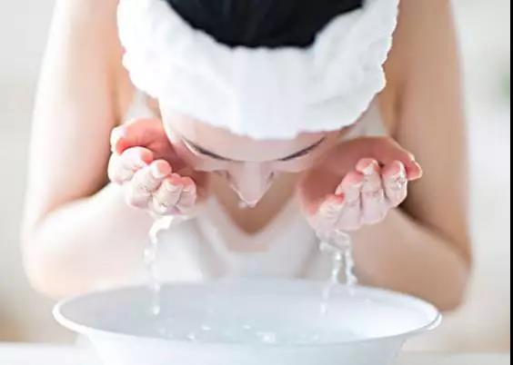 皮肤缺水严重怎么快速补水,眼部皮肤缺水怎么补水最快