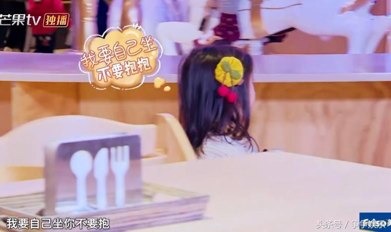 贾静雯带咘咘滑滑梯咘咘一脸懵,贾静雯晒疯狂游玩照咘咘一脸淡定