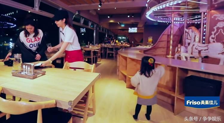 贾静雯带咘咘滑滑梯咘咘一脸懵,贾静雯晒疯狂游玩照咘咘一脸淡定