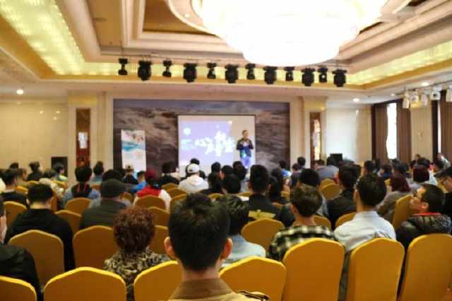 济南，一场300多人参与的同性恋亲友恳谈会上发生了什么？