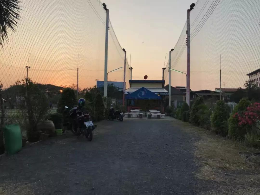 盘点:炼尸房边、大海之滨和群山环绕的泰国十大神奇球场