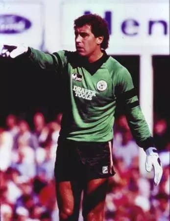 他是世界足坛出场纪录保持者马拉多纳击败他用上帝之手