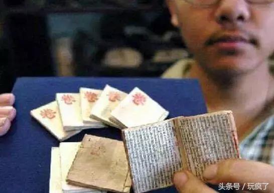 因作弊，小哥被逼*光脱**衣服裸考……