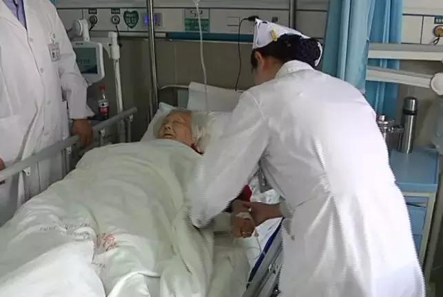 71岁大爷去医院做手术,94岁高龄医生做手术