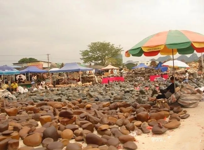 最齐全的全国奇石交易市场 (最真实的奇石市场在哪儿呢)