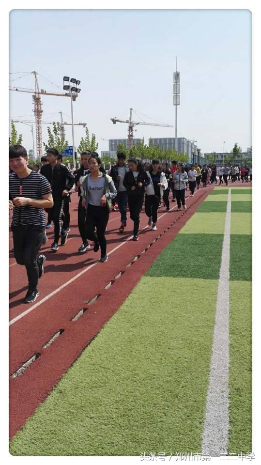 挥洒汗水敢于拼搏,挥洒汗水奋勇拼搏