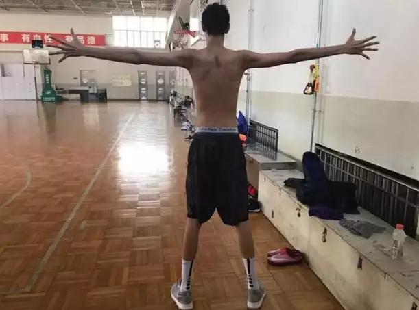 又一篮球天才横空出世！17岁身高2米16，将接班国手老爸