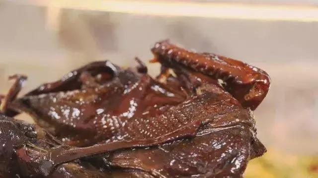 长沙老板也太“黑心”了！这么黑的食物也给我吃！