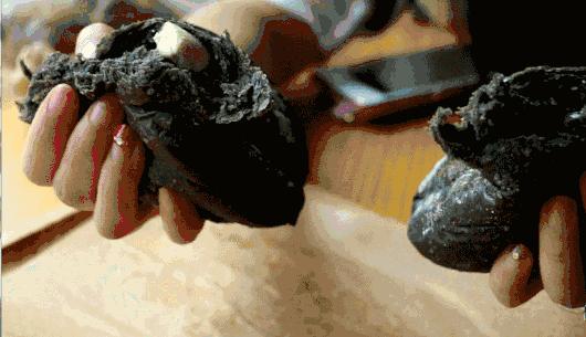 长沙老板也太“黑心”了！这么黑的食物也给我吃！