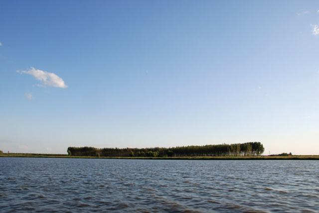 哈尔滨野狼湖，为东北最大的内陆平原湖，是野生狼栖息的天然场所