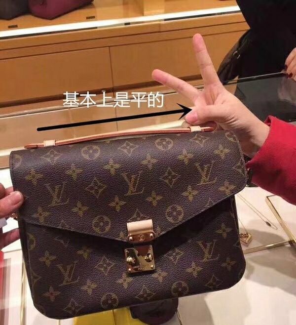 怎么一看就是假的lv衣服,假的lv和真的有什么区别