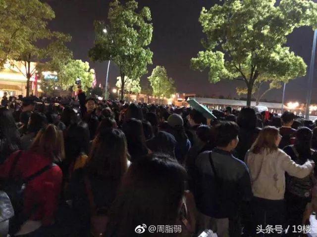 上海迪士尼爆满人挤人,上海迪士尼乐园实时排队人数