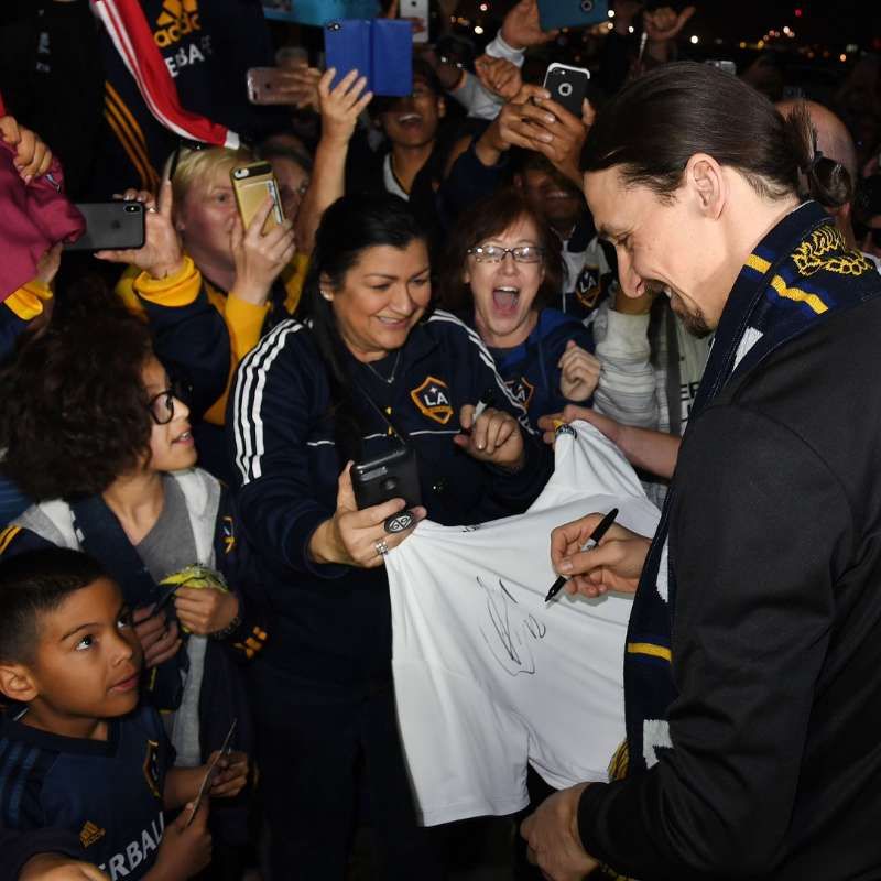 他是足球界的传说，也是装逼界的丰碑我是伊布，你是谁？