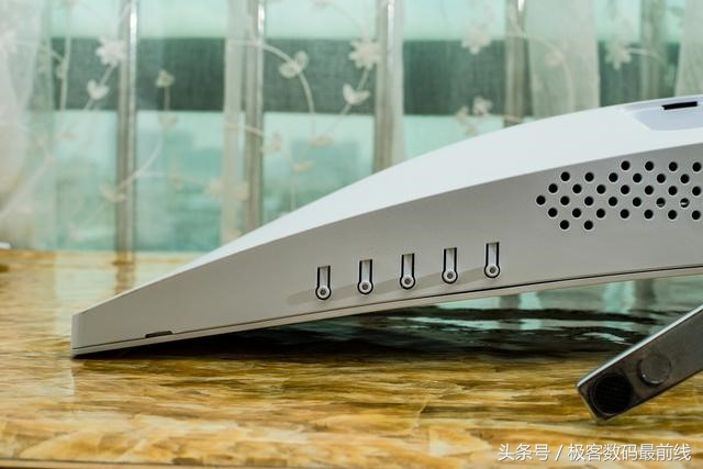 享受辽阔视野，HKCC340曲面屏体验