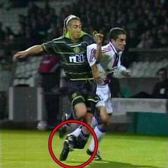 足球场上老被爆头怎么办,足球场上十大惨烈瞬间