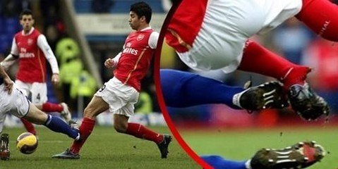 足球场上老被爆头怎么办,足球场上十大惨烈瞬间