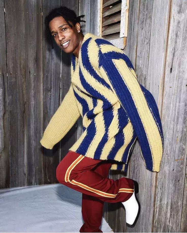 翻箱倒柜找出来的侧边条纹裤，却不知道怎么穿？