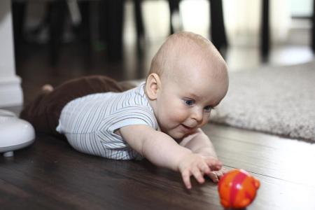 男宝宝裆部破皮是什么原因,宝宝开裆裤导致感染怎么办