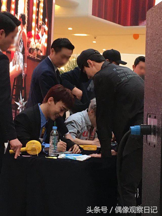 你羡慕吗？神秘男现身EXO-CBX签名会，握手又拥抱引现场粉丝尖叫