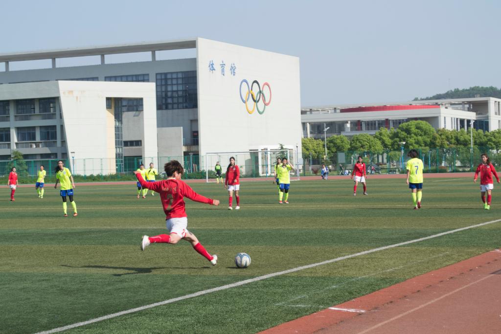 江南大学羽毛球赛冠军,江南学校女子篮球队夺冠