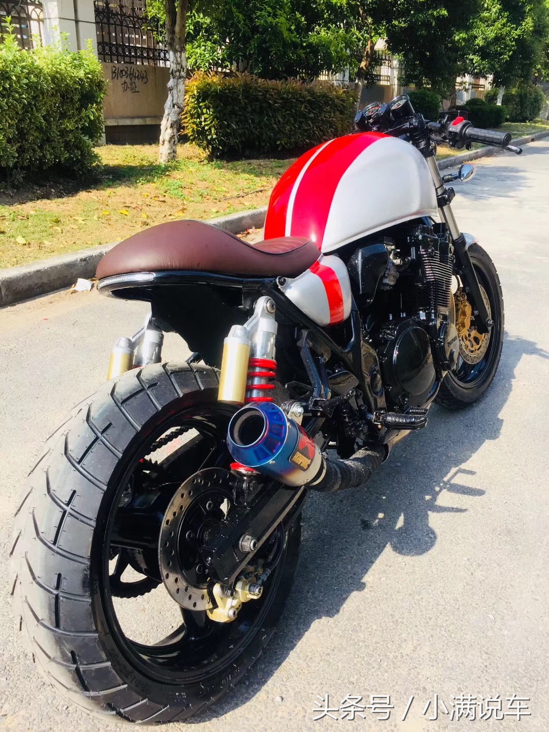 最帅复古摩托车街头回头率百分百,天气越来越热骑三轮车