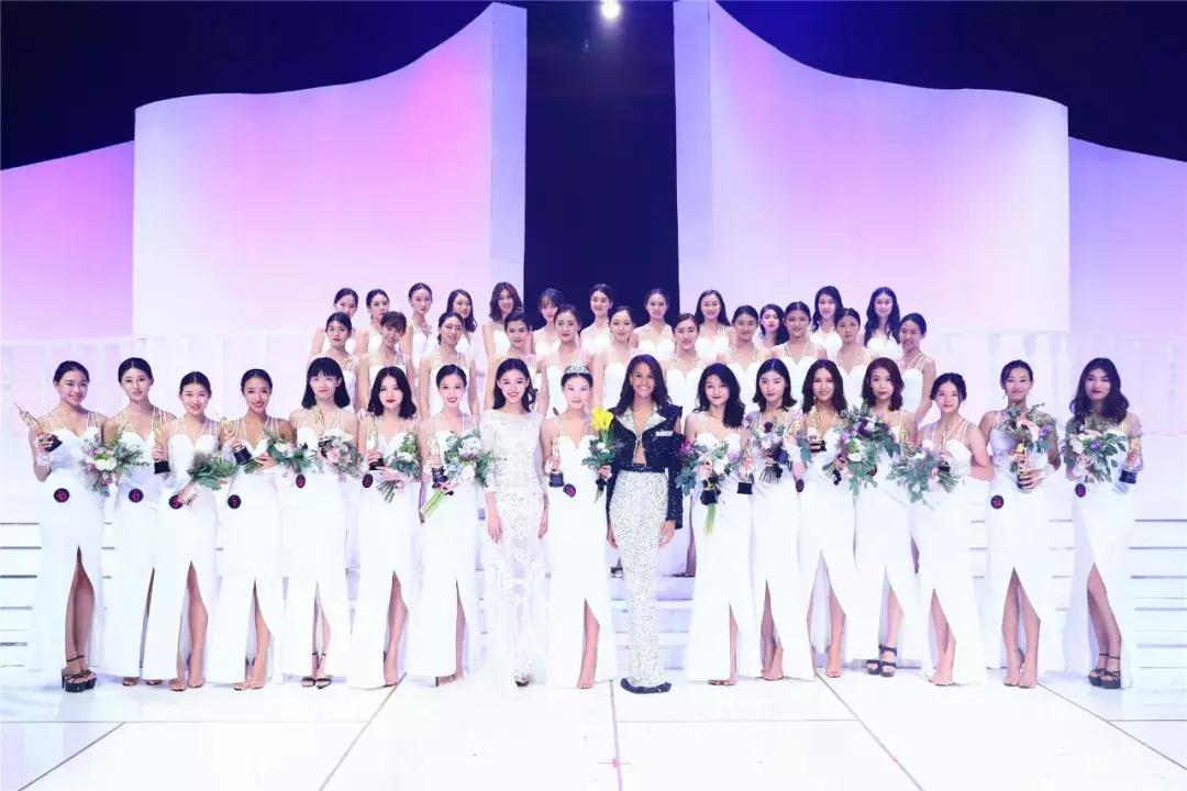 尘埃落定，是她摘得了SIUF超模“天使之冠”！