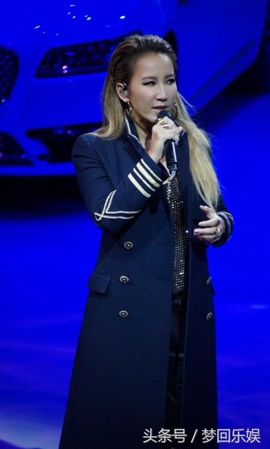 李玟真大胆，下面就用几条碎布遮住，网友：难怪找了外国老公！