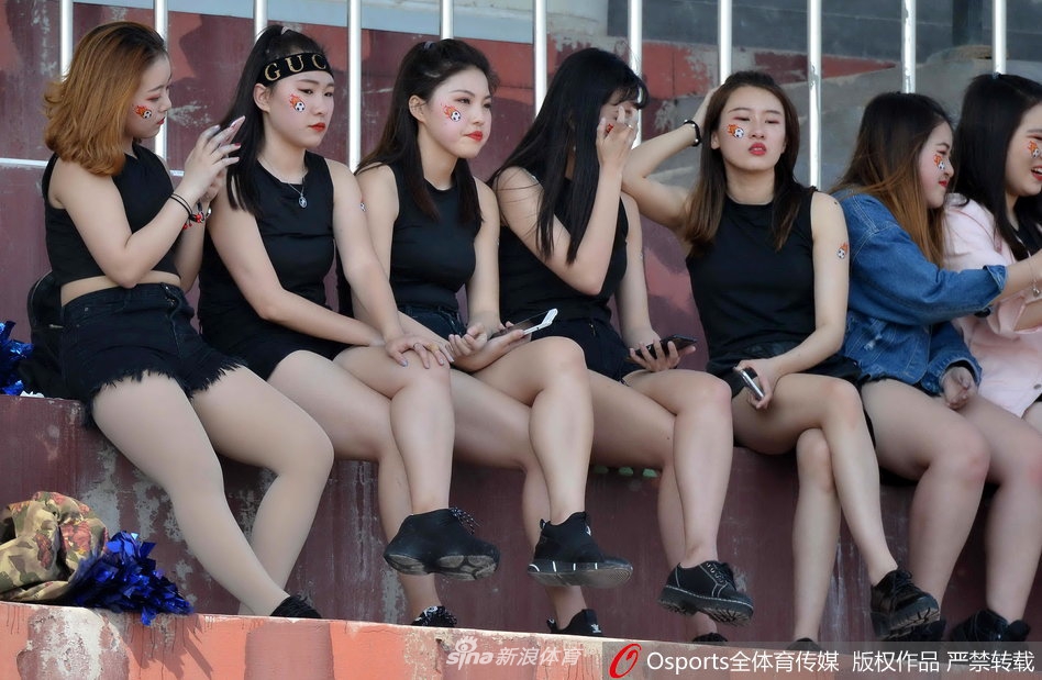 玉腿如林！足协杯看台美女狂秀腿