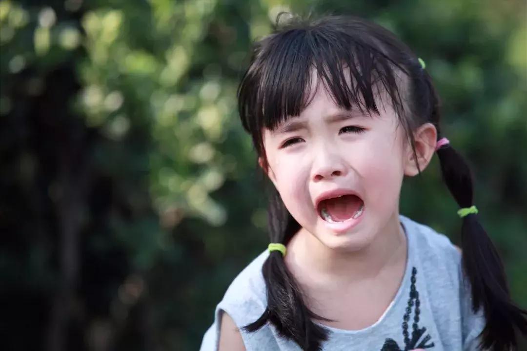 小朋友看到玩具不走怎么办,孩子看到喜欢的玩具不走怎么办