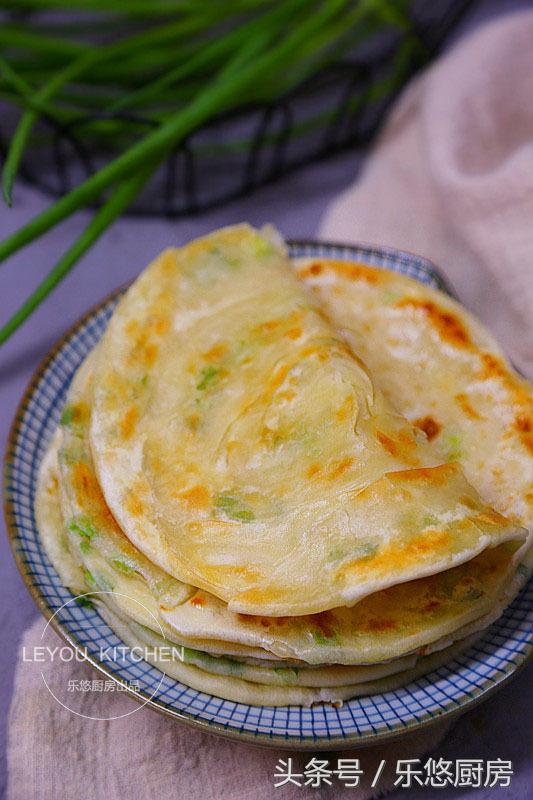 饺子皮做葱花薄饼的家常做法,剩的饺子皮怎么做葱花饼
