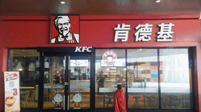 又高又大的餐饮门头,一个门头